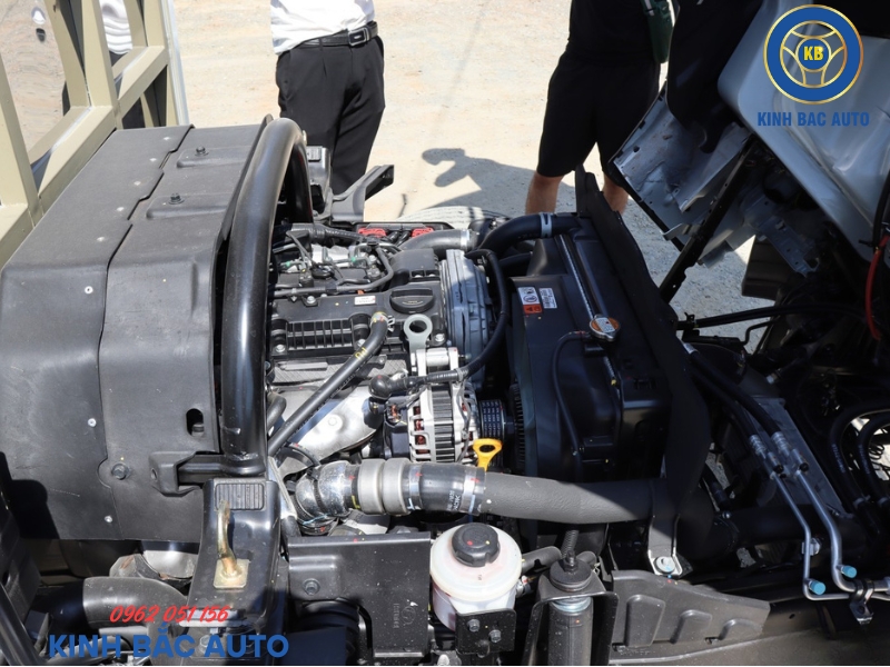 Phía sau bên trái Hyundai N250 2.5 tấn thùng kín dài 3m6