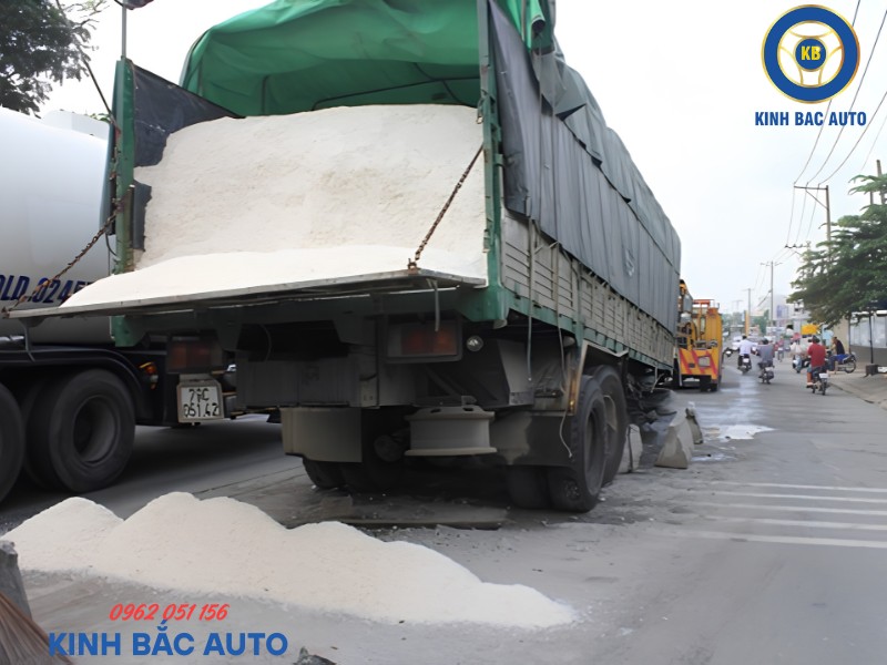 Một chiếc xe tải cũ chở muối bị tai nạn